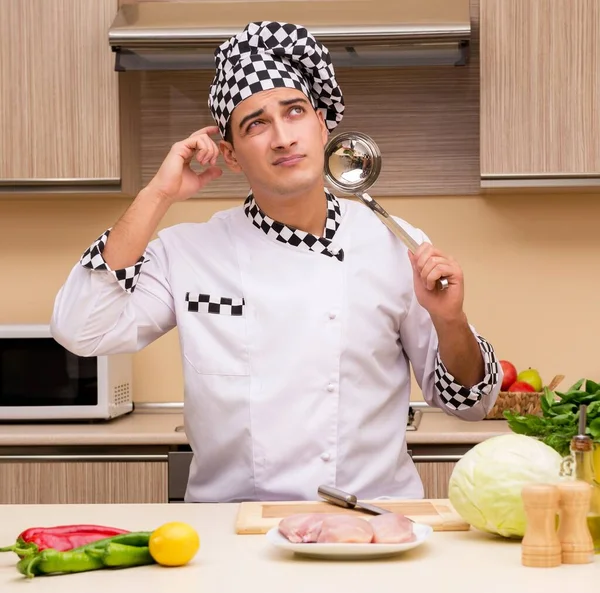 Mladý Kuchař Pracující Kuchyni — Stock fotografie