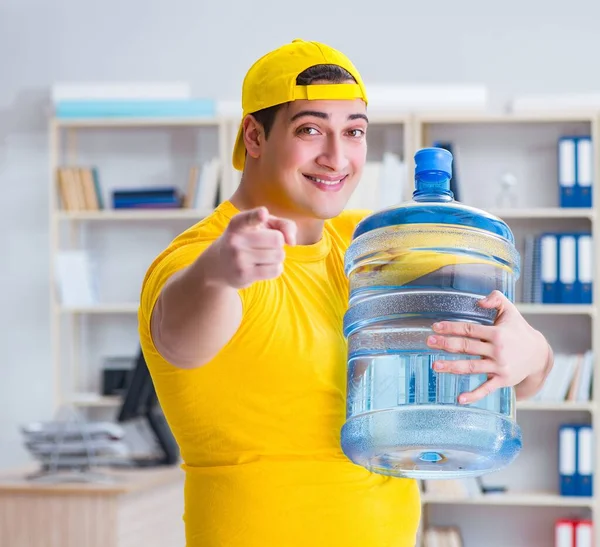 Άνθρωπος Που Παραδίδει Μπουκάλι Νερού Στο Γραφείο — Φωτογραφία Αρχείου
