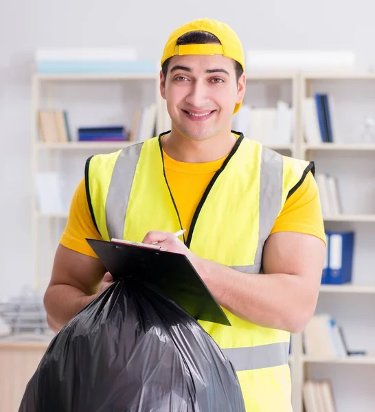 Homem Limpando Escritório Segurando Saco Lixo — Fotografia de Stock