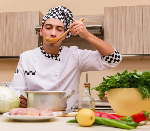 Den Unge Kocken Som Jobbar Köket — Stockfoto