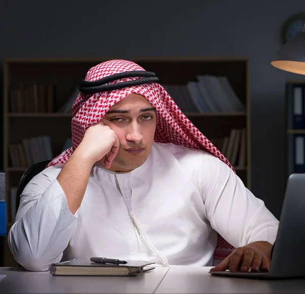Hombre Negocios Árabe Trabajando Hasta Tarde Oficina —  Fotos de Stock