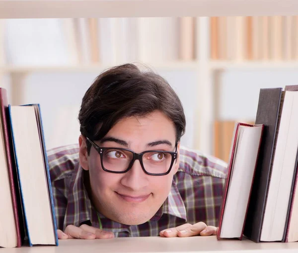 Νεαρός Φοιτητής Που Ψάχνει Για Βιβλία Στη Βιβλιοθήκη Του Κολεγίου — Φωτογραφία Αρχείου