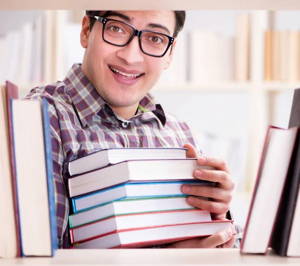 Joven Estudiante Que Busca Libros Biblioteca Universitaria — Foto de Stock