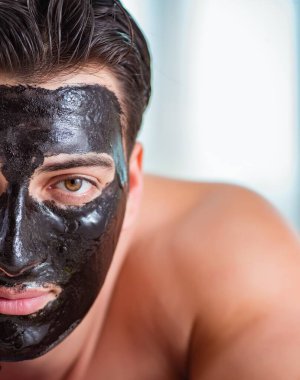 Kaplıca masajındaki yakışıklı adam.