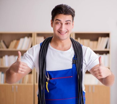 Ofiste çalışan genç elektrikçi.