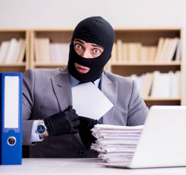 Ofisinde kar maskesi olan bir iş adamı.