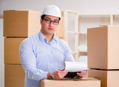 Kutu taşıma servisinde çalışan adam.