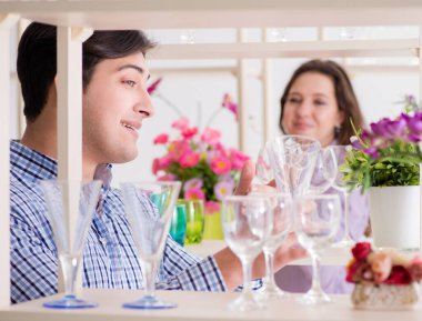 Genç aile dükkandan alışveriş yapıyor.