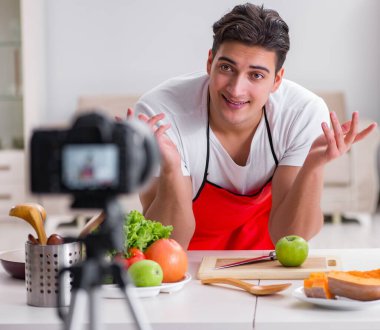 Mutfakta çalışan yemek blogcusu.