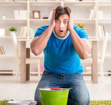 Komşu sel sızıntısıyla ilgilenen adam.