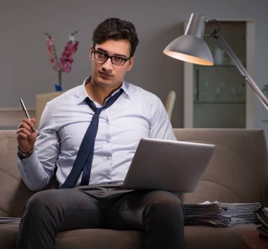 İşadamı evde geç saatlere kadar çalışıyor.