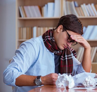 Kütüphanede yazan genç kitap yazarı.