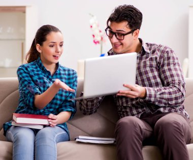 Üniversite sınavlarına hazırlanan öğrenciler