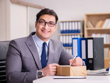 Ofiste paket alan işadamı.