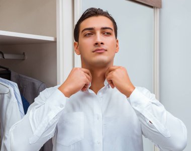 İş adamı iş için giyiniyor.