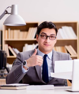 Ofiste mektup alan işadamı.