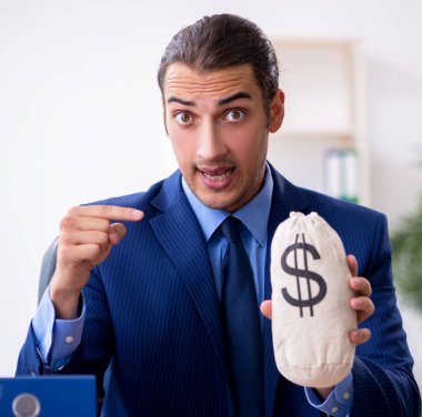 Ofiste çalışan genç muhasebeci.