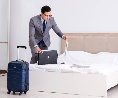 Otel odasında çalışan işadamı.