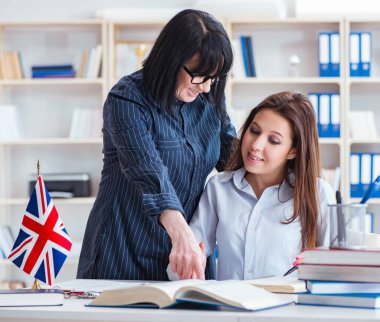 İngilizce dersi sırasında genç yabancı öğrenci.