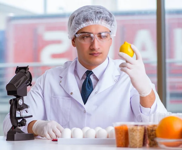 Ekspert Odżywiania Badający Produkty Spożywcze Laboratorium — Zdjęcie stockowe