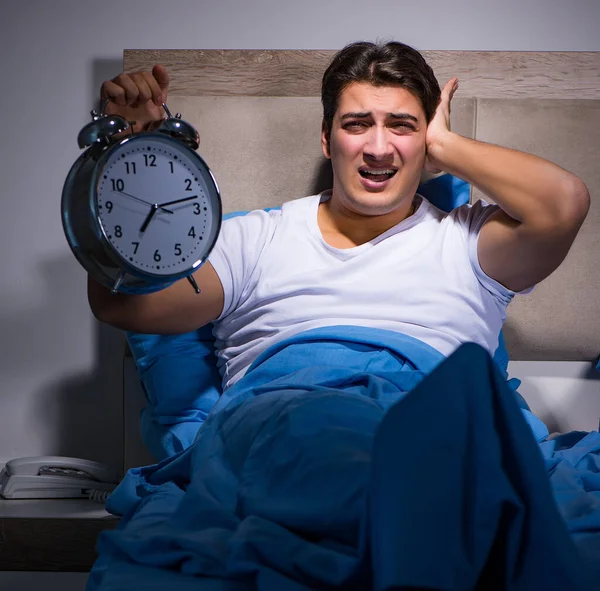 Hombre Que Tiene Problemas Para Dormir Cama —  Fotos de Stock