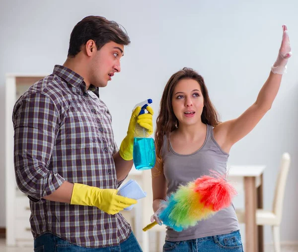 아내와 집에서 청소하는 — 스톡 사진