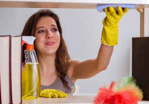 Woman Cleaning Dust Bookshelf — Stock Photo, Image