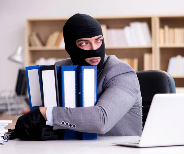Homem Negócios Criminoso Usando Balaclava Escritório — Fotografia de Stock