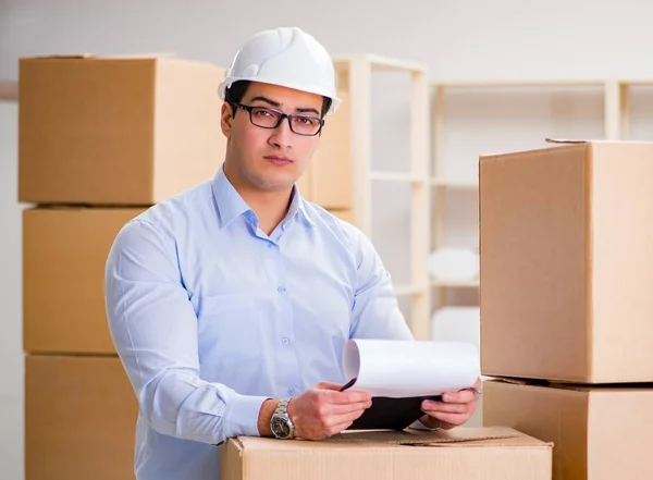 Man Die Werkt Box Delivery Relocation Service — Stockfoto