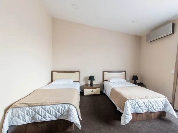 Modern Oteldeki Çift Kişilik Oda — Stok fotoğraf