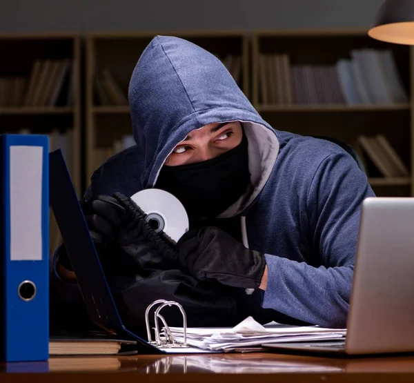 黑客从家用电脑盗取个人资料 — 图库照片