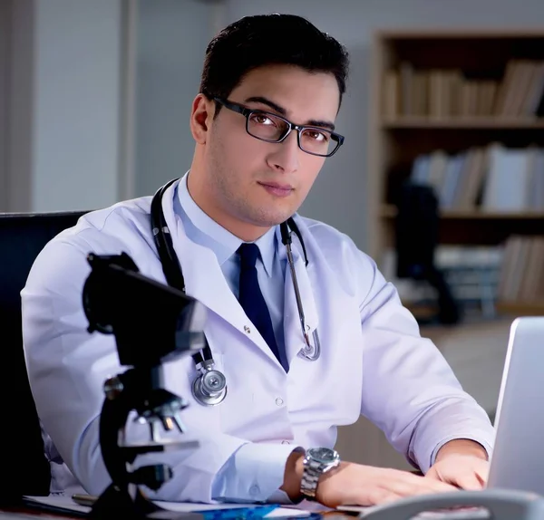 Jovem Médico Que Trabalha Até Tarde Escritório — Fotografia de Stock