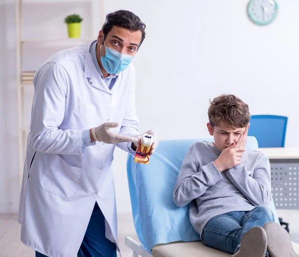 Den Unga Pojken Besöker Läkare Sjukhus — Stockfoto