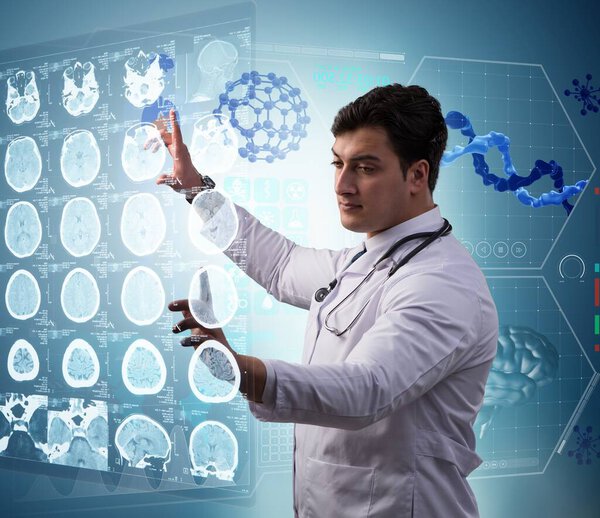 врач мужского пола изучает рентгеновское изображение МРТ