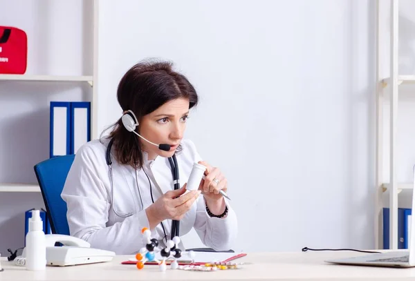 Dokter Wanita Paruh Baya Dalam Konsep Telemedicine — Stok Foto
