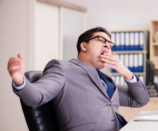 Κουρασμένος Επιχειρηματίας Που Εργάζεται Στο Γραφείο — Φωτογραφία Αρχείου