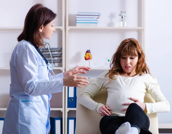 Mladá Těhotná Žena Návštěvě Zkušeného Gynekologa — Stock fotografie