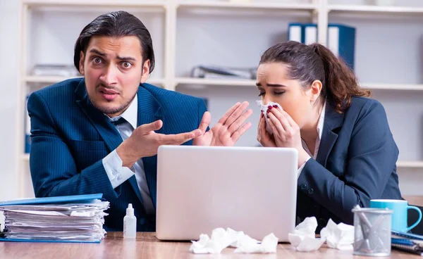 İşyerinde acı çeken iki çalışan.