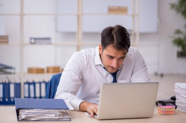 İş yerinde çalışan genç bir işadamı