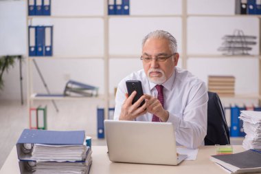 İş yerinde çalışan yaşlı bir işadamı