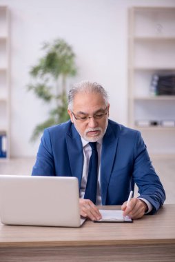 Ofiste çalışan eski patron.