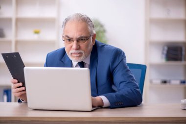 Ofiste çalışan eski patron.