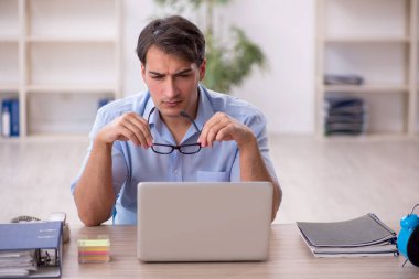 İş yerinde çalışan genç bir işadamı