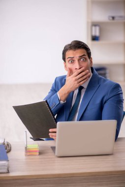 İş yerinde çalışan genç bir işadamı