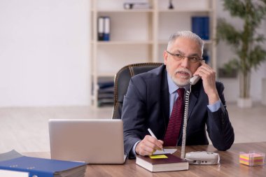 Ofiste çalışan eski patron.