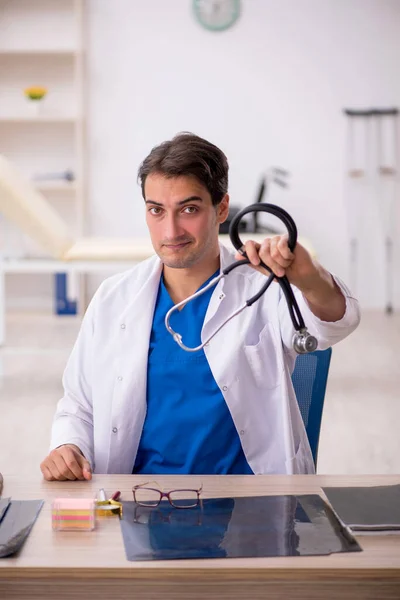 病院で働く若い男性医師 — ストック写真