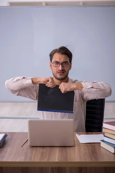 Giovane Insegnante Seduto Classe — Foto Stock