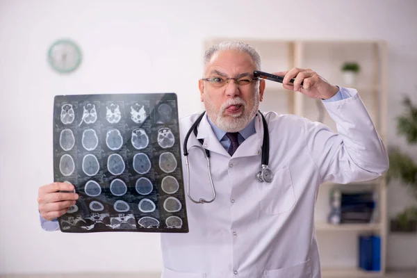 Stary Lekarz Radiolog Pracujący Szpitalu — Zdjęcie stockowe
