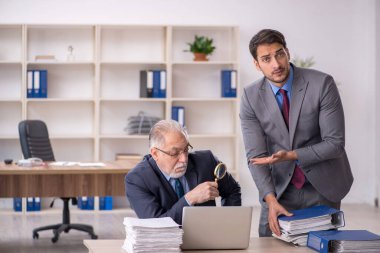 İş yerinde çalışan iki erkek arkadaş.