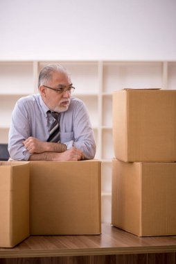 Ofis taşıma konseptinde eski bir işadamı